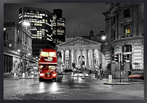 Красный автобус на улице Лондона