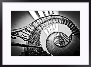 Черно-белое фото старой винтовой лестницы
