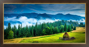 Постер Удивительный горный пейзаж с туманом и стогом сена